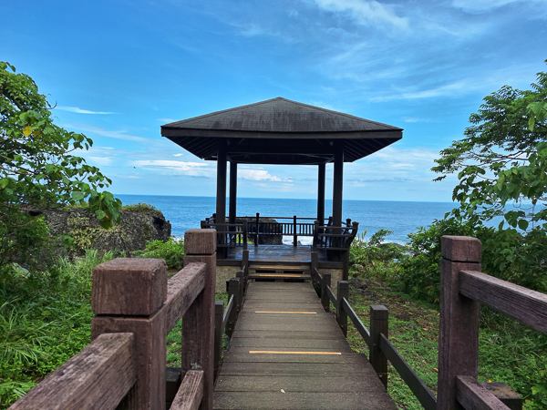 花蓮豐濱石門洞(麻糬洞)外型像MARCH車的海蝕洞，欣賞美麗海景