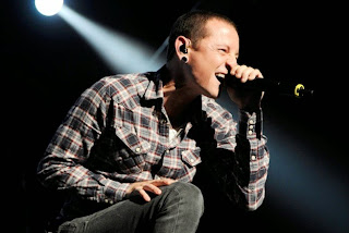 Resultado de imagem para chester bennington cantando