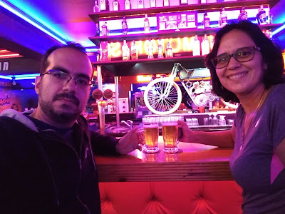 Casal Hibisco com Whey tomando cerveja no Harley Motor Show