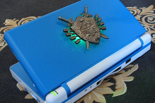 Nintendo DS con escudo de Zelda