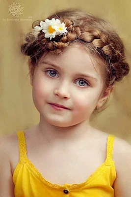 طفلة ترتدي بلوزة صفراء