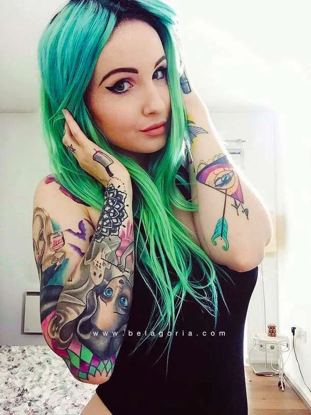 Vemos posando a una modelo de mirada penetrante, lleva tatuajes femeninos