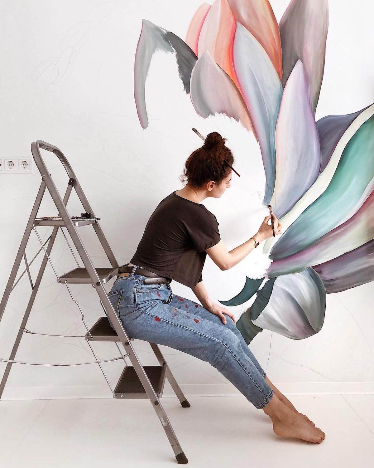 Mesmerizing Flower Murals Turn Ordinary Rooms into Spaces with Blooming Personalities