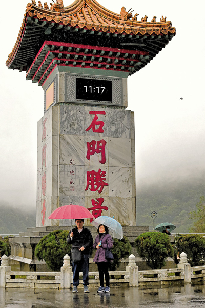 桃園龍潭石門水庫楓林步道楓葉滿山頭，健走賞楓紅和石門水庫之美