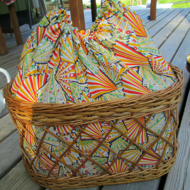 basket 1940's 1950's rayon fan