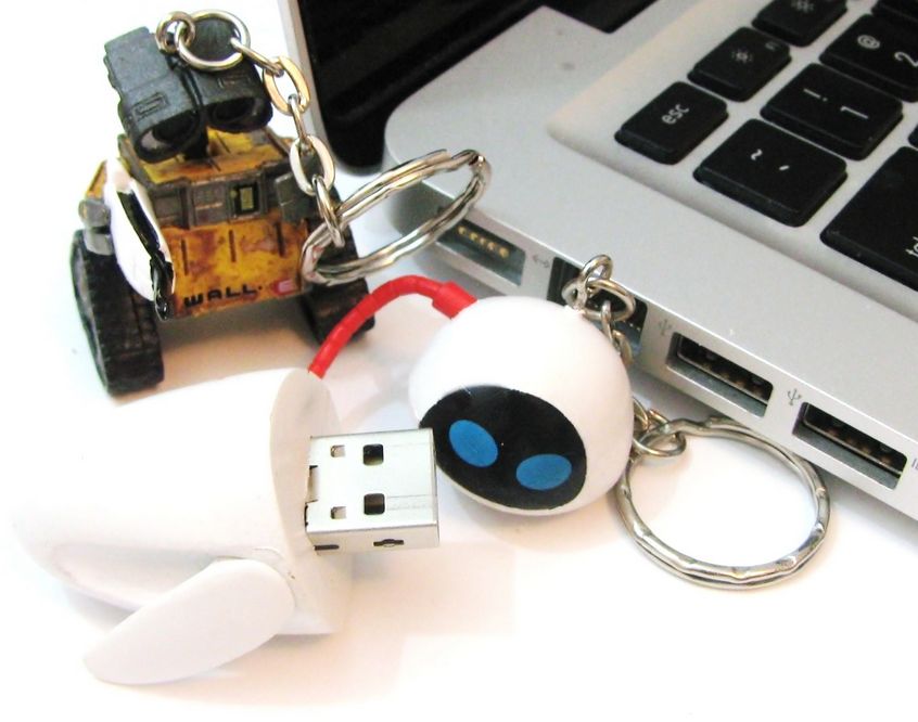 Super cute WALL-E and EVE Flash drives