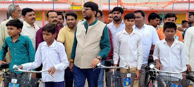 राज्य मंत्री श्री लखन पटेल ने 58 छात्र छात्राओं को साइकिल वितरित की.. एक अपराधी पर जिला बदर की कार्यवाही.. इधर नदी में डूबने से युवक की मौत..