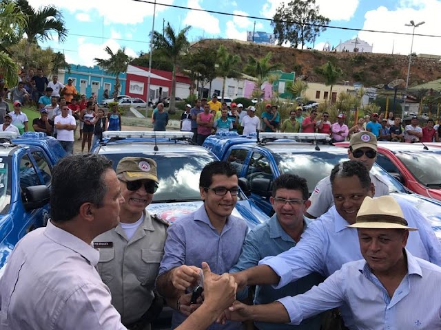 PREFEITO ABEL ARAÚJO, MAJOR DEQUEX, VICE PREFEITO ZÉ ROBERTO RECEBENDO AS CHAVES DAS NOVAS VIATURAS DAS MÃOS DO GOVERNADOR RUI COSTA