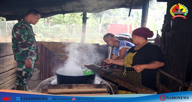 Anggota Satgas TMMD 114 Kodim 0307/TD Belajar Cara Mengolah Air Nira