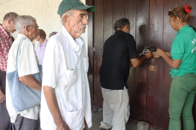 abuelos-y-discapacitados-pasan-trabajo-en-bancos-de-perija