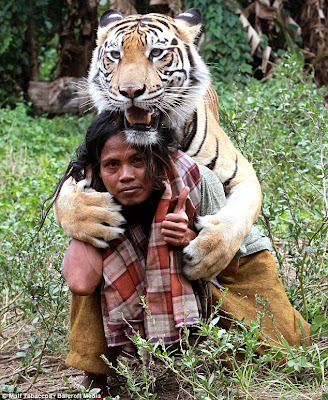 Foto Abdullah Sholeh dengan seekor harimau bernama Mulan