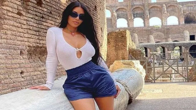 Kim Kardashian causa polémica al usar vestido de encaje en su visita al Vaticano