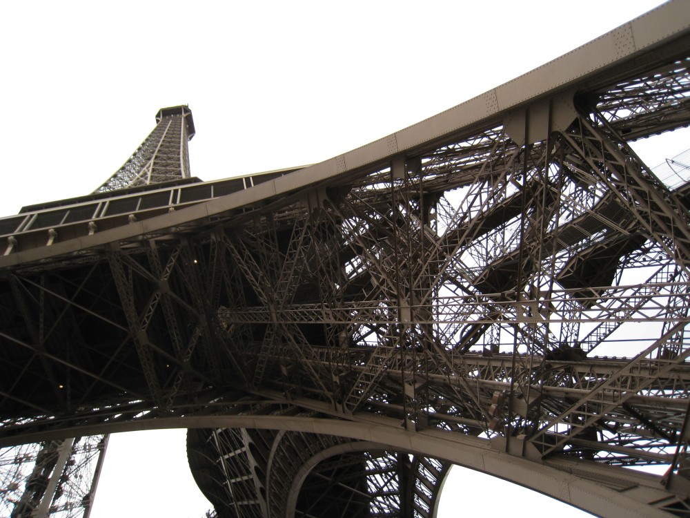 Eiffelturm von unten fotografiert, Paris