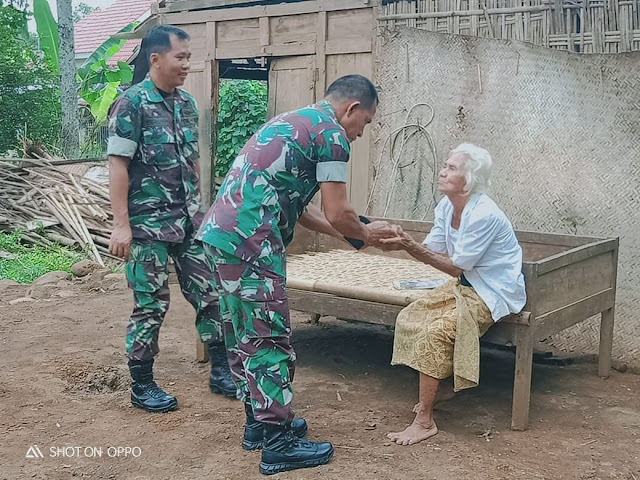 KodimKaranganyar - Senyum Mbah Semi Ketika Dandim Karanganyar Silaturahmi Kerumahnya