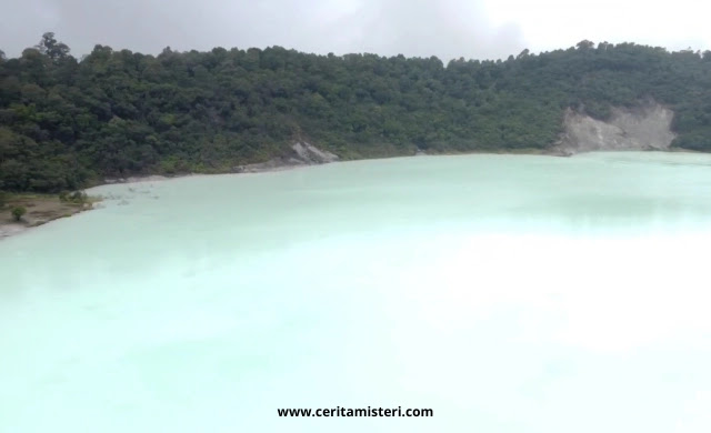 Permukaan kawah Talaga Bodas dengan air putih kehijauan yang khas