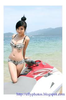 Galeri Foto Sexy Elly Tran Ha dengan Bikini Putih