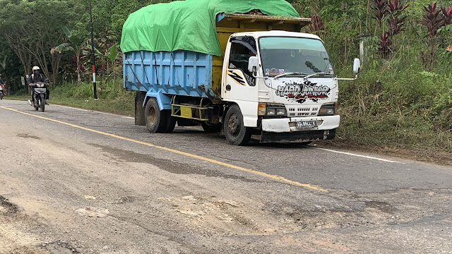 Awas, Ada Lubang Menganga di KM 5 Jalan Menuju Sanggau-Sekadau