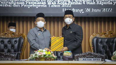 Wali Kota Sampaikan 4 Raperda Kepada DPRD Kota Bandung.
