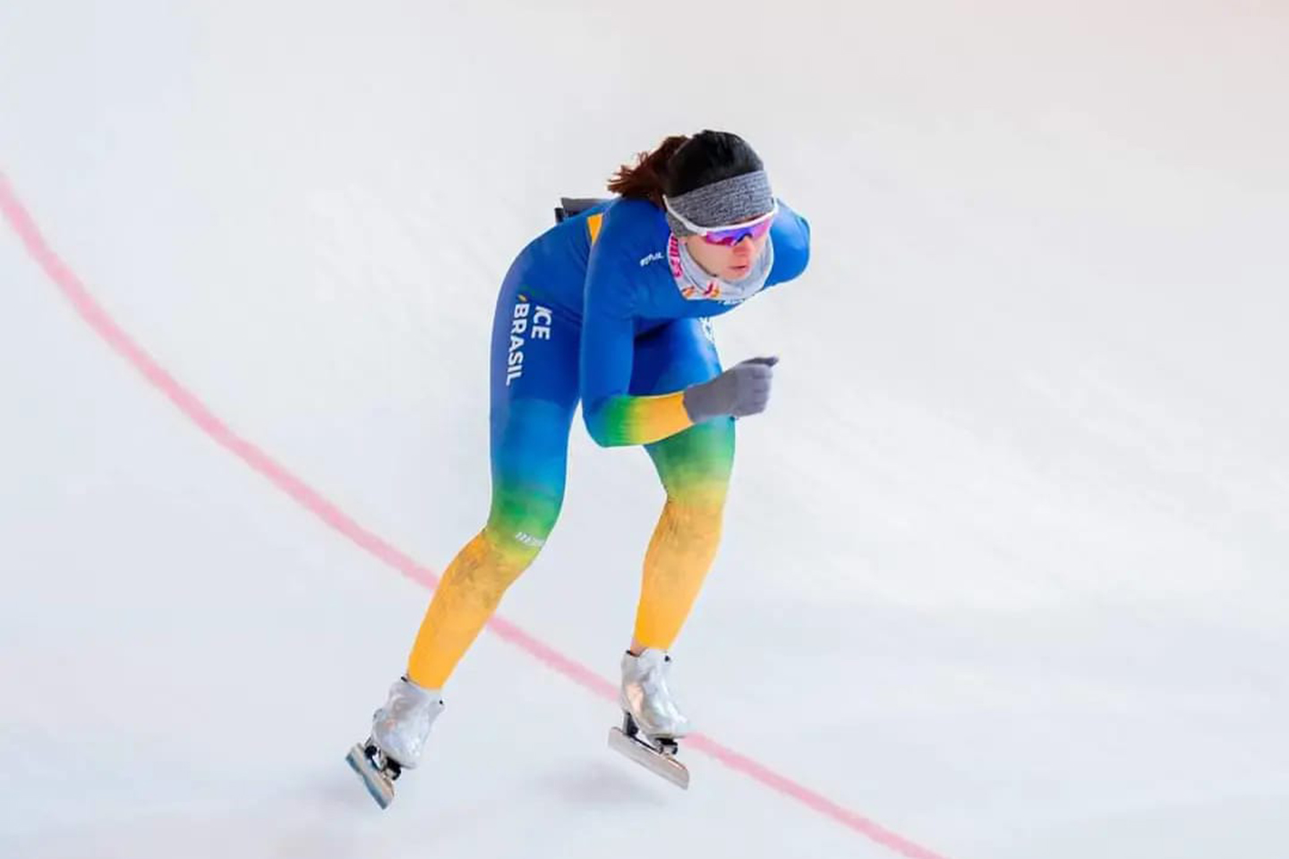 Larissa Paes compete na abertura da Copa do Mundo de Patinação de velocidade em Stavanger, na Noruega