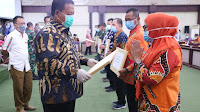 Gubernur Lampung, Arinal Djunaidi Serahkan Bantuan Tahap Awal APD dan Rapid Test untuk Penanganan Covid-19 di Provinsi Lampung