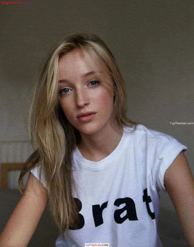 Phoebe Dynevor Hot & Sexy Photos