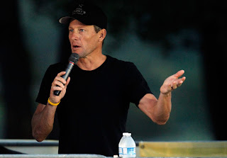 El exciclista Lance Armstrong se ve acosado por todos los frentes tras confirmarse su dopaje