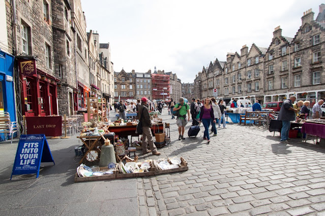 Grassmarket-Mercatino antiquariato-Edimburgo