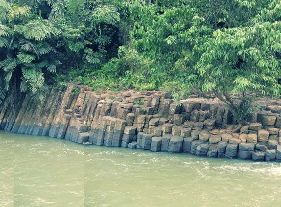 Bongkah Batu Bersusun Volkanik Sungai Balong Tawau Sabah