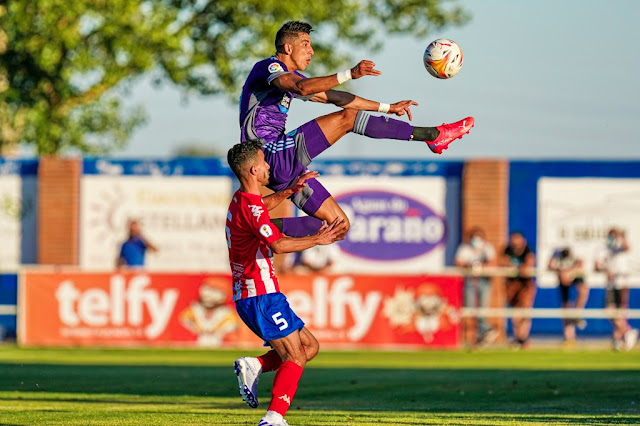 Espectacular despeje de El Yamiq. S. D. ATLÉTICO TORDESILLAS 1 (Miguel) REAL VALLADOLID C. F. 9 (Nacho, Óscar Plano, Aguado, Zalazar, Weissmann, Lucas Olaza 2, Marcos André, Bruno). 16/07/2021. Partido amistoso. Tordesillas, Valladolid, campo de Las Salinas.