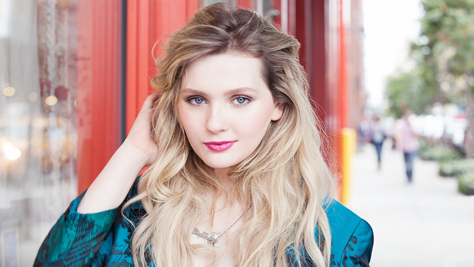 Hollywood Actress Abigail Breslin HD Images and Wallpapers