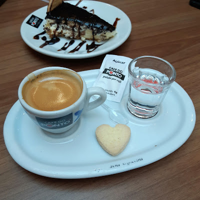 Café do Ponto com biscoito de coração.