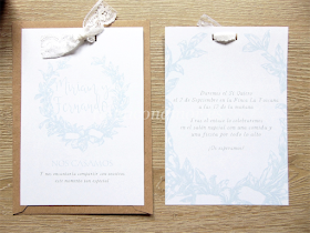 Una invitación de boda de estilo clásico y elegante con corona de hojas de laurel dibujadas en color azul celeste