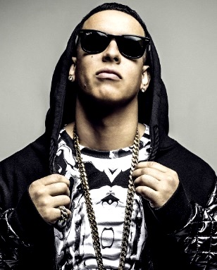 Foto de Daddy Yankee con lentes oscuros