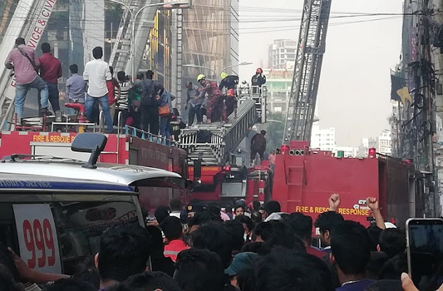 প্রাণ বাঁচাতে ভবন থেকে লাফ, জানালা দিয়ে হাত বাড়িয়ে আকুতি