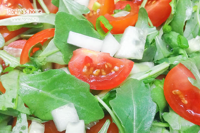 Диетический салат с рукколой, огурцами и помидорами