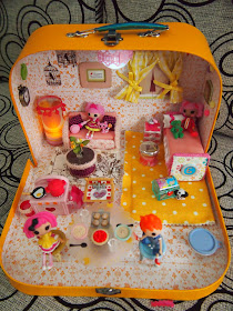 http://scrappalific.blogspot.com/2013/02/diy-lalaloopsy-dollhouse.html