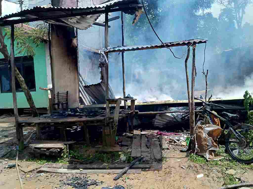Kebakaran Dua Unit rumah di Batu Kumpang Dusun Kapuas