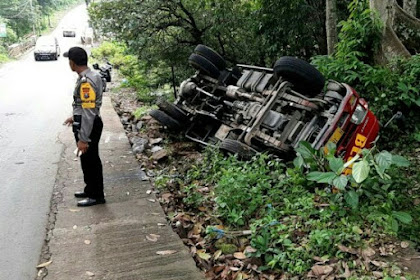 Tak Kuat Di Tanjakan, Truk Dump Di Ngawi Terbalik