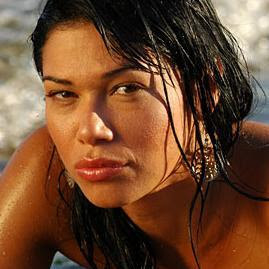 mariana de melo en la playa de vacaciones