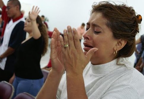 Mujer cantando en iglesia hispana de Estados Unidos