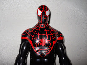 figura a escala del spider-man negro