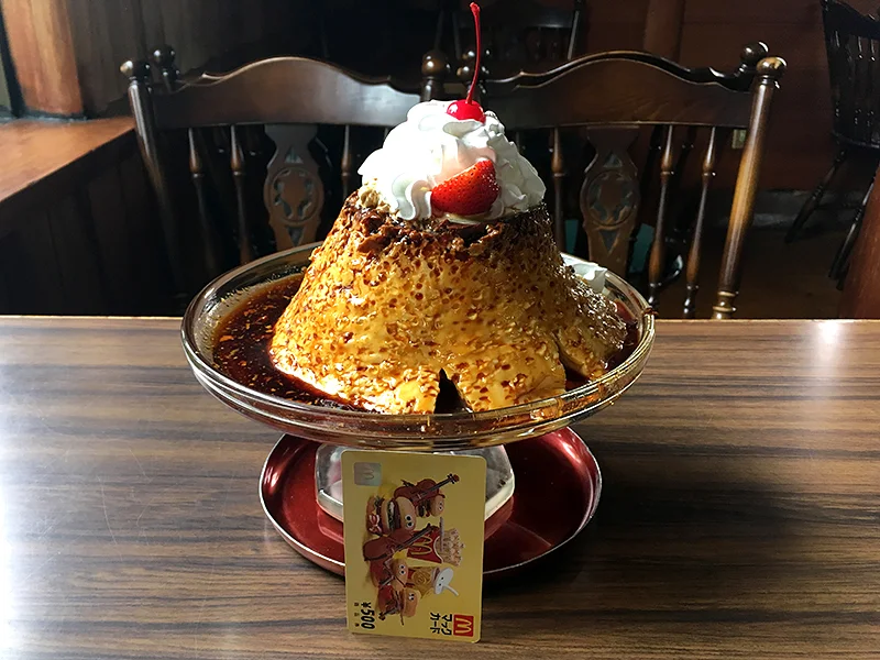 焼津の喫茶店カントリーロードのスーパープリンとマックカードの比較