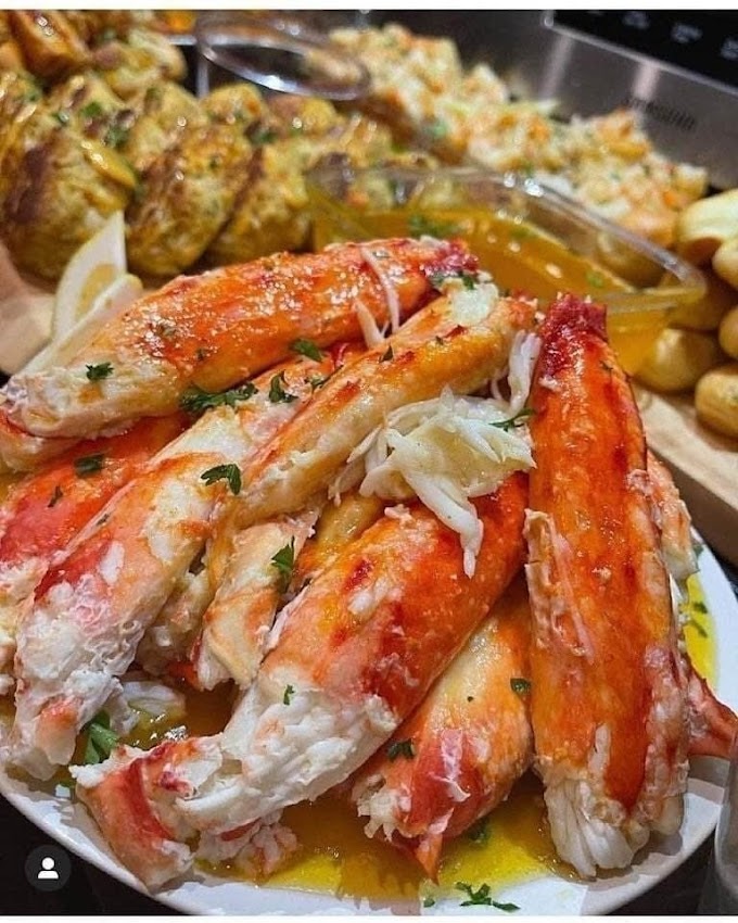  Crab legs baked in butter sauce