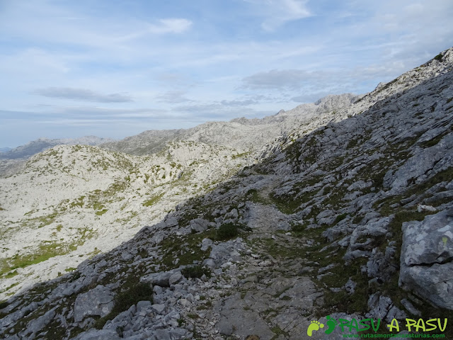 Camino a Vegarredonda desde la zona del Mirador de Ordiales