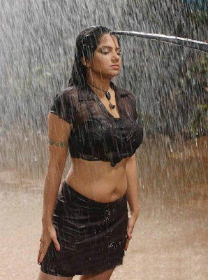 Diya Hot Wet Navel Show in Rain Photos