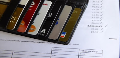  dan kartu debit di  zaman kini sudah biasa  digunakan  sebagai  alat transaksi Perbedaan Kartu Kredit Dan Kartu Debit Yang Mesti Dimengerti