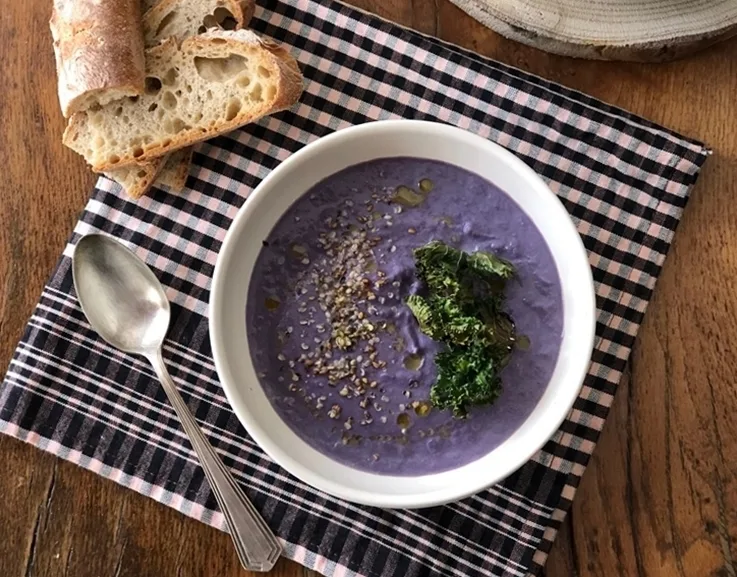 Crema de col lombarda con chips de col kale