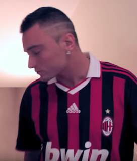 gue pequeno con la maglia del milan