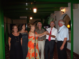 GANADORES DEL TROFEO DE PETANCA RECOGIENDO EL TROFEO