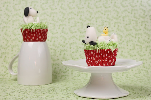 fondant figuren, anleitung fondant, fondant modellieren, figuren aus fondant, snoopy cupcakes